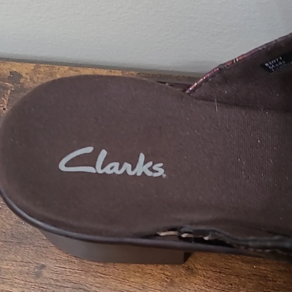 Clarks Dark Brown Croc-Embossed Double Strap Heeled Sandals Size 8.5